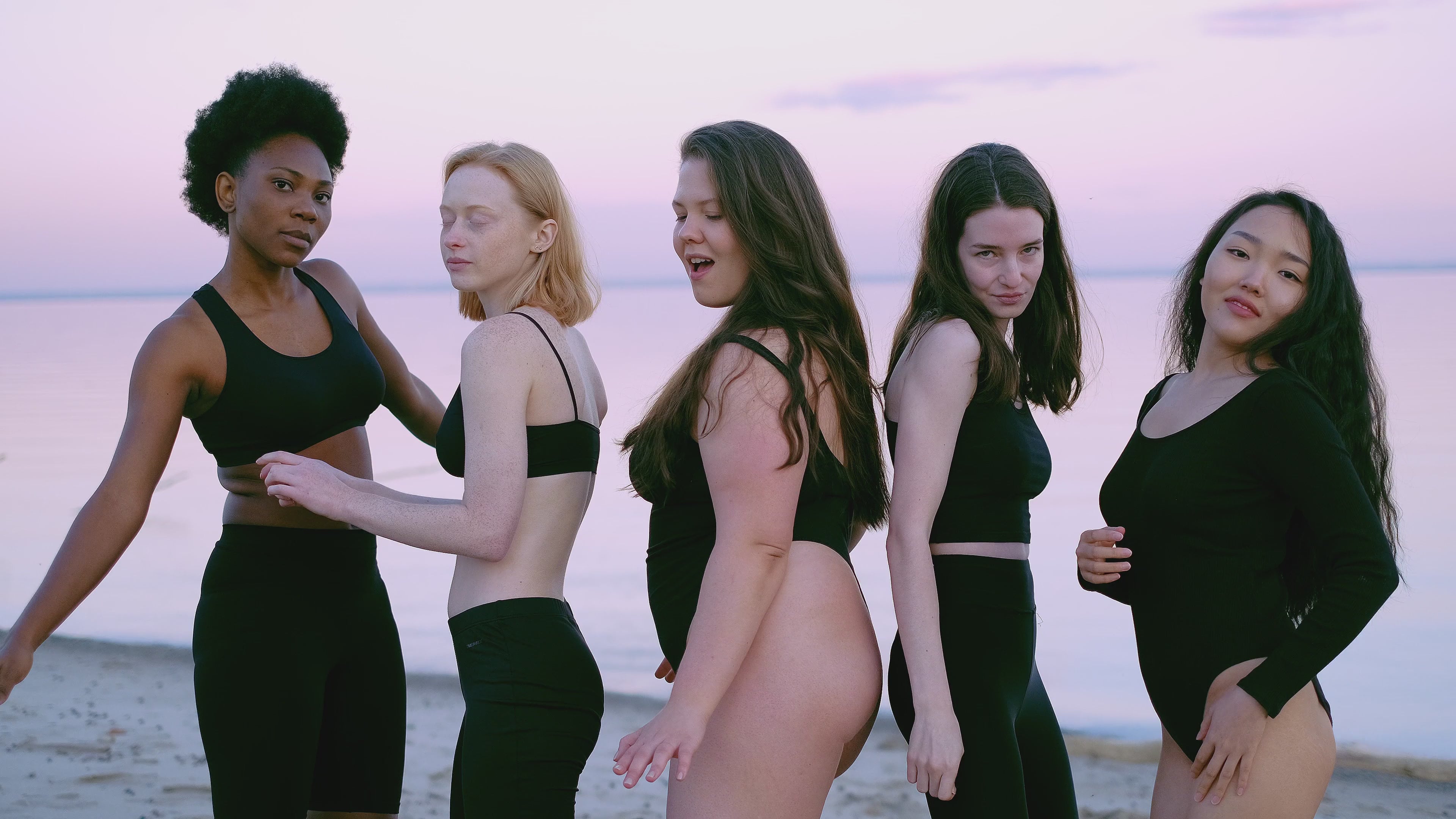 Tanzende Frauen in Shapewear 